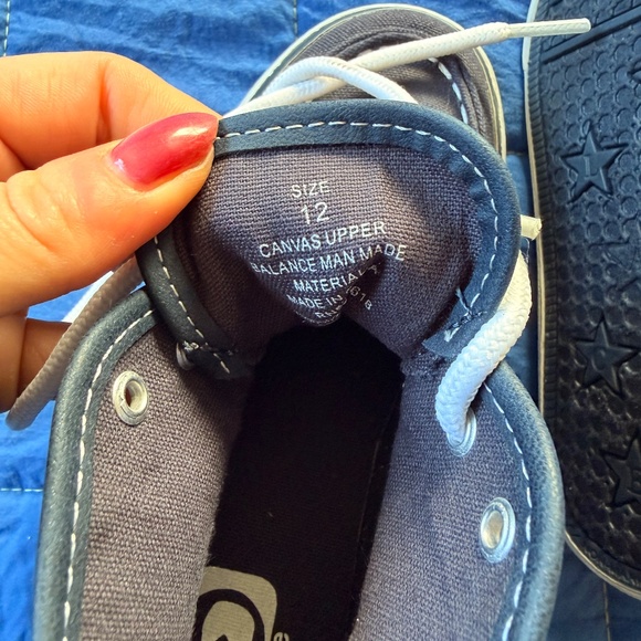 NEW Children’s Place Boys High Top Sneakers - Picture 4 of 4